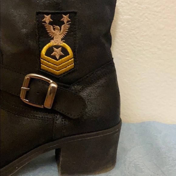 ✨Reduced AMAZING ankle booties w/a black buckle & patch - Picture 2 of 6